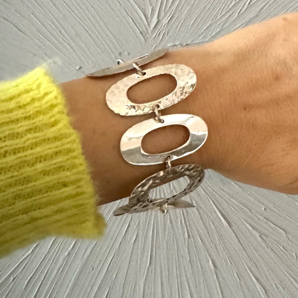 Beautiful silver chain bracelet with toggle clasp